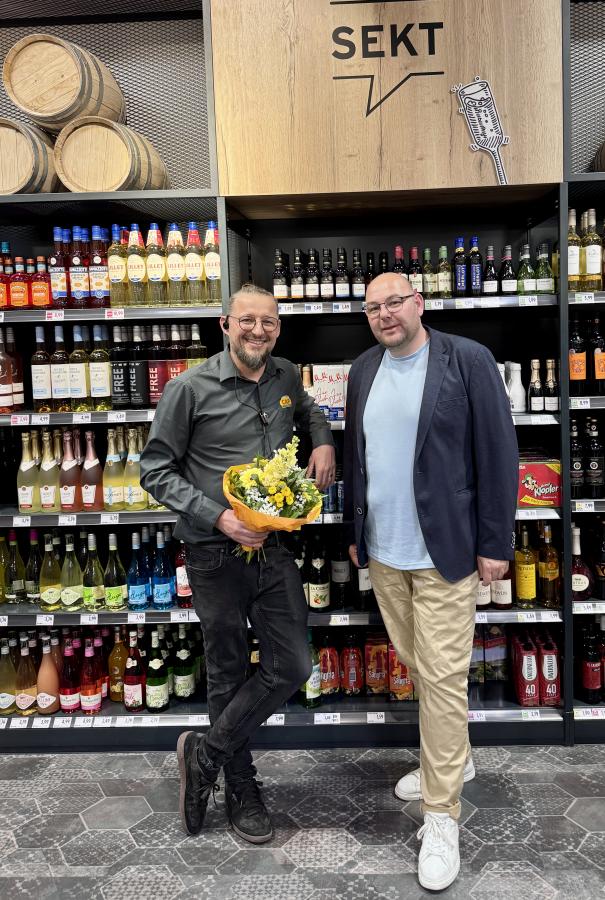 Moderner, übersichtlicher und kundenfreundlicher. Ortsbürgermeister Stephan Schnelle (rechts) gratuliert Marktleiter Oliver Zils und seinem Team zum gelungenen Umbau des CAP-Marktes. 