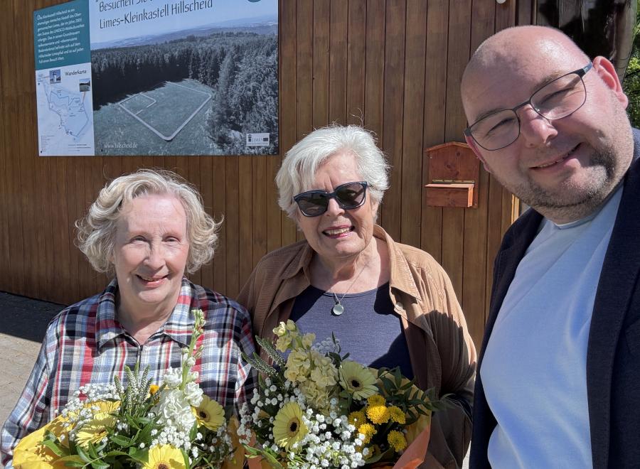 15 Jahre war Birgit Miller (Mitte) die gute Seele des Limespavilions. Nun hat sie dieses Ehrenamt an Elisabeth Lehn (links) übergeben. Ortsbürgermeister Stephan Schnelle (rechts) dankt den beiden bei der offiziellen Übergabe für ihr Engagement. 
